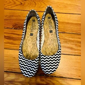 MOVMT Grace Geometric Flats